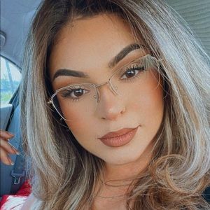 Meet your Posher, Dafne